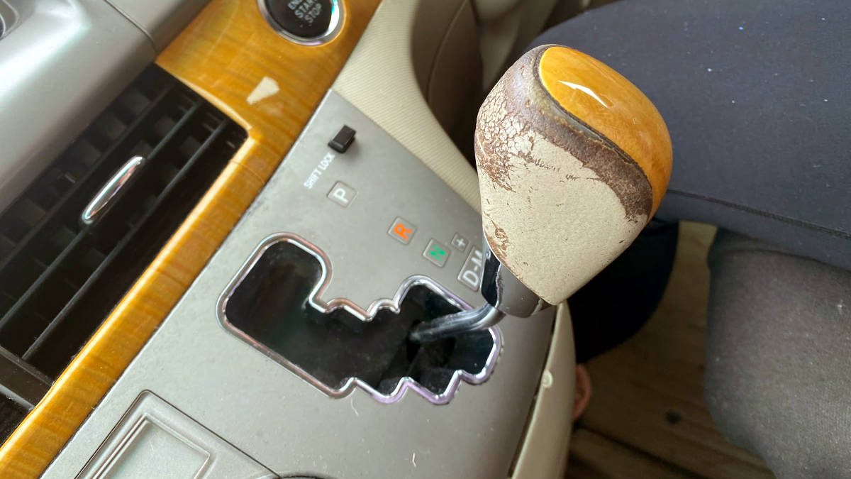 Focus on gear selector: positioned on M instead of D